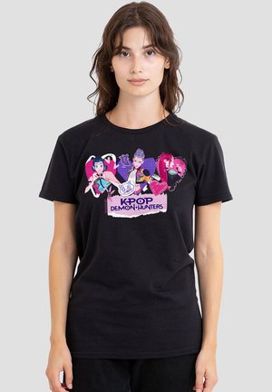 NETFLIX, KPOP DEMON HUNTERS SCRAPBOOK HEARTS - Print T-shirt - black