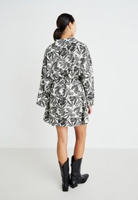 Replay Vapaa-ajan mekko - black/natural white
