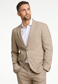 Beige blazer en broek set, getailleerde pasvorm, sluiting met één knoop, notch(revers), gecombineerd met een witte button-up shirt, gladde stofstructuur.
