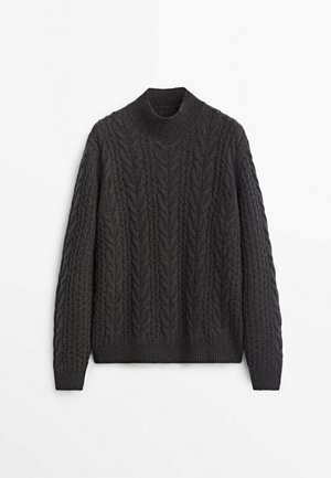 Pull gris foncé en maille torsadée avec manches longues et col montant côtelé, présenté à plat sur un fond blanc.