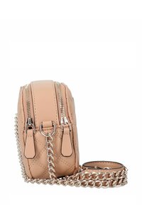 Borsa a tracolla in pelle beige trapuntata con due zip argentate, tracolla a catena e dettagli cuciti su sfondo bianco.