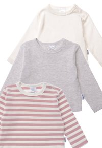 Drei Langarmhemden: eines in einfarbig Elfenbein, eines in einfarbig Grau und eines in rosa-weißem Streifenmuster. Aus weichem Baumwollstoff mit abgerundeten Kragen und Druckknopf-Details.