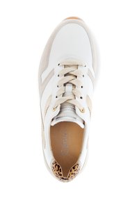 Witte sneaker met beige accenten en een leopardenprint op de hiel. Kenmerken zijn onder andere een ronde neus, vetersluiting en gestructureerde stofdetails.