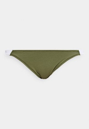 Bas de bikini vert olive avec des bretelles latérales élastiques blanches, design simple, posé à plat sur un fond gris clair.