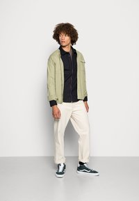 Nike SB BUTTON UP - Casaco de verão - black
