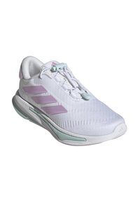 Zapatilla deportiva blanca con una parte superior de malla texturizada, rayas de acento moradas, un sistema de cierre de toggle en verde menta y una suela con un patrón de zigzag.