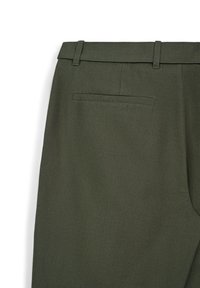 Pantaloni verde oliva con un tessuto testurizzato, caratterizzati da una vita piatta con passanti per cintura e una tasca posteriore singola.
