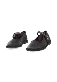 Zapatos Mary Jane de terciopelo negro con punta redonda, banda elástica y trenzado decorativo. Textura suave, tacón bajo y forro morado en contraste.