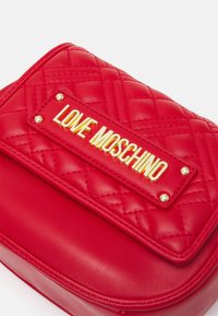 Love Moschino QUILTED SADDLE BAG - Mala a tiracolo - rosso