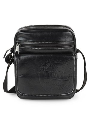 Bandolera de cuero negro con superficie texturizada, costura blanca, bolsillo frontal con cremallera y detalle de logo en relieve. Incluye correa ajustable.