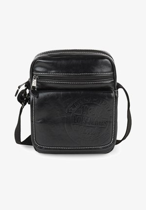 Bandolera de cuero negro con superficie texturizada, costura blanca, bolsillo frontal con cremallera y detalle de logo en relieve. Incluye correa ajustable.