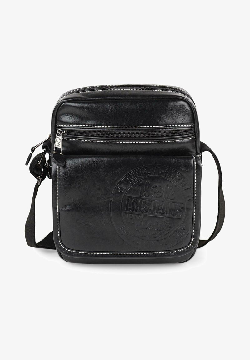 Bandolera de cuero negro con superficie texturizada, costura blanca, bolsillo frontal con cremallera y detalle de logo en relieve. Incluye correa ajustable.