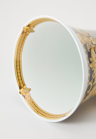 Caneca de cerâmica com exterior preto brilhante decorado com intrincados padrões barrocos dourados e interior branco liso.