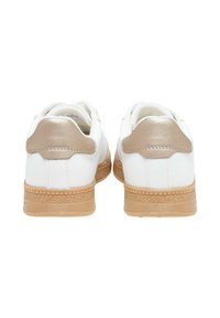 Hvite skinsko med et metallisk beige lærdetalj på hælen og en teksturert beige gummisåle med et mønstret kant.