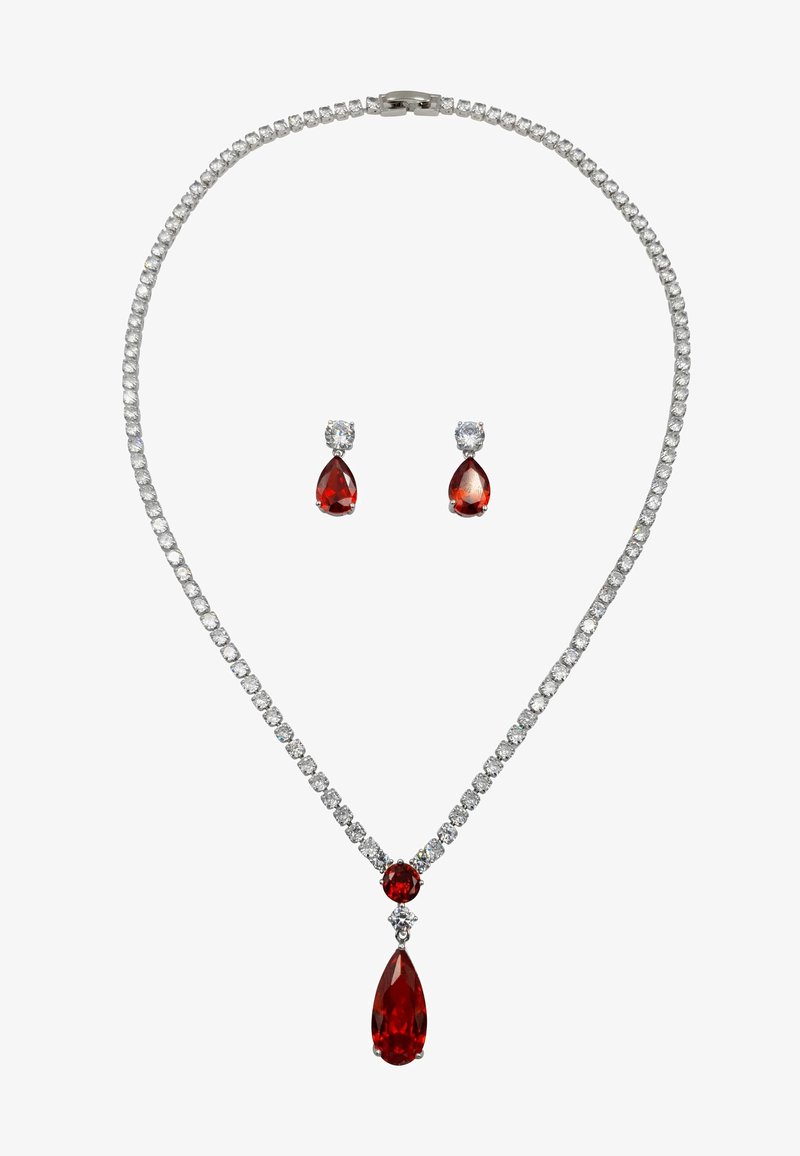 Collana di gemme rosse con catena in argento, caratterizzata da un pendente a goccia e orecchini abbinati decorati con piccole pietre trasparenti.