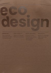 Hnědá látka zobrazuje tučný text o principech ekologického designu, včetně kategorií: minimalismus, funkčnost, monomateriál a trvanlivost.