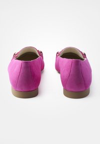 Roze suède ballerina's met een lage bruine zool. Heeft een eenvoudig ontwerp met een lichte hak en gladde, afgeronde randen. Aangepaste achterkantnaaddetails.
