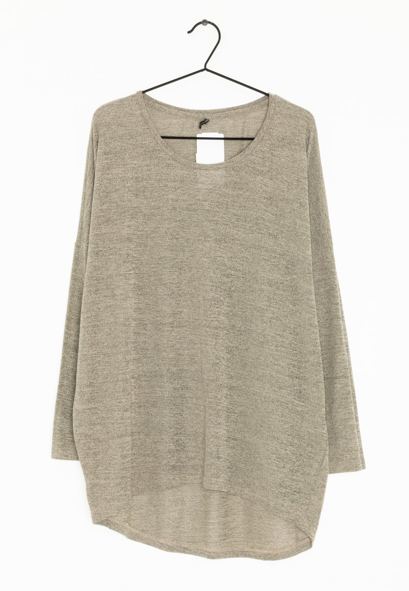 Pull en tricot beige à manches longues avec encolure arrondie et ourlet asymétrique, suspendu sur un cintre noir sur fond blanc.