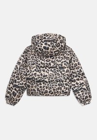 Casaco puffer com padrão de leopardo, capuz, mangas compridas e punhos elásticos, exibido de forma plana de costas sobre um fundo branco.