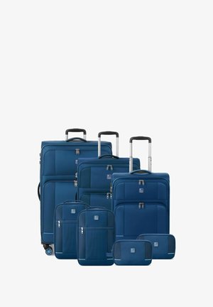 Set di bagagli blu che include una grande valigia, due valigie medie e tre borse più piccole. Presenta cerniere, maniglie e tessuto texturizzato.