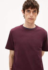 Bordeaux katoenen T-shirt met een ronde hals en korte mouwen, met een zachte textuur en een comfortabele pasvorm.