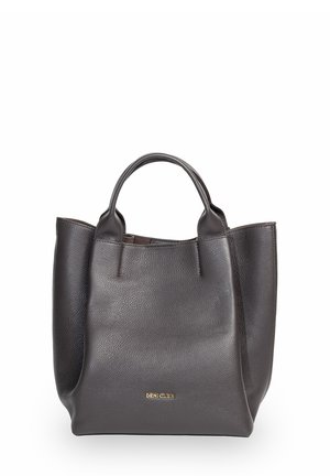 Ciemnobrunatna skórzana torba tote o fakturowanej powierzchni, z dwiema krótkimi rączkami i minimalistycznym wzornictwem. Posiada wytłoczone złote logo na dole.