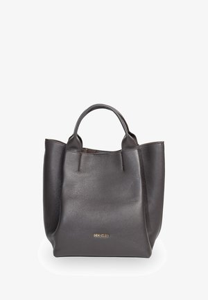 Ciemnobrunatna skórzana torba tote o fakturowanej powierzchni, z dwiema krótkimi rączkami i minimalistycznym wzornictwem. Posiada wytłoczone złote logo na dole.