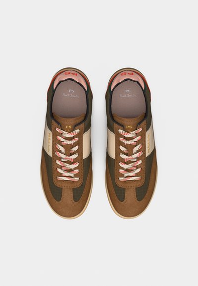 Ζευγάρι καφέ και ελιάς πράσινων αθλητικών παπουτσιών Paul Smith με λευκά και κόκκινα κορδόνια, μπεζ ρίγα στο πλάι και ροζ ταμπελάκι στη φτέρνα, από πάνω.