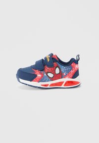 Adidași pentru copii, în culorile bleumarin și roșu, cu un design Spider-Man, partea superioară din plasă, cu o curea Velcro și talpă albă cu accente roșii.