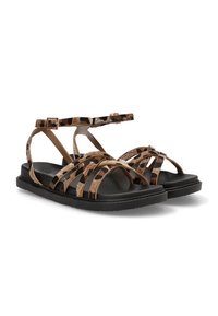 Sandalias planas con múltiples tiras de estampado animal en marrón y negro, puntera redondeada y suela de goma negra. Cierre de hebilla alrededor del tobillo.