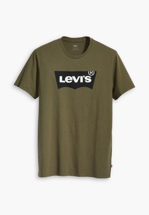 Olivgrünes Baumwoll-T-Shirt mit großem schwarzem Levi's-Logo in einer kontrastierenden, halbkreisförmigen Form über der Brust. Normale Passform.