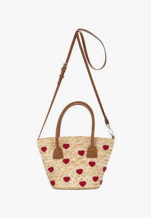 Bolso tejida de paja con asas de cuero marrón y correa de hombro ajustable, decorado con parches rojos en forma de corazón dispersos.