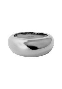 Anillo de plata con un diseño suave y redondeado, que presenta una superficie pulida y una forma ligeramente irregular. Marca grabada visible en el interior.