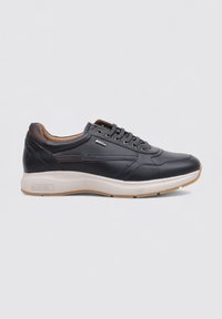 Zapatillas de cuero azul marino con textura suave, acentos marrones en contraste, diseño con cordones y suela de goma blanca.