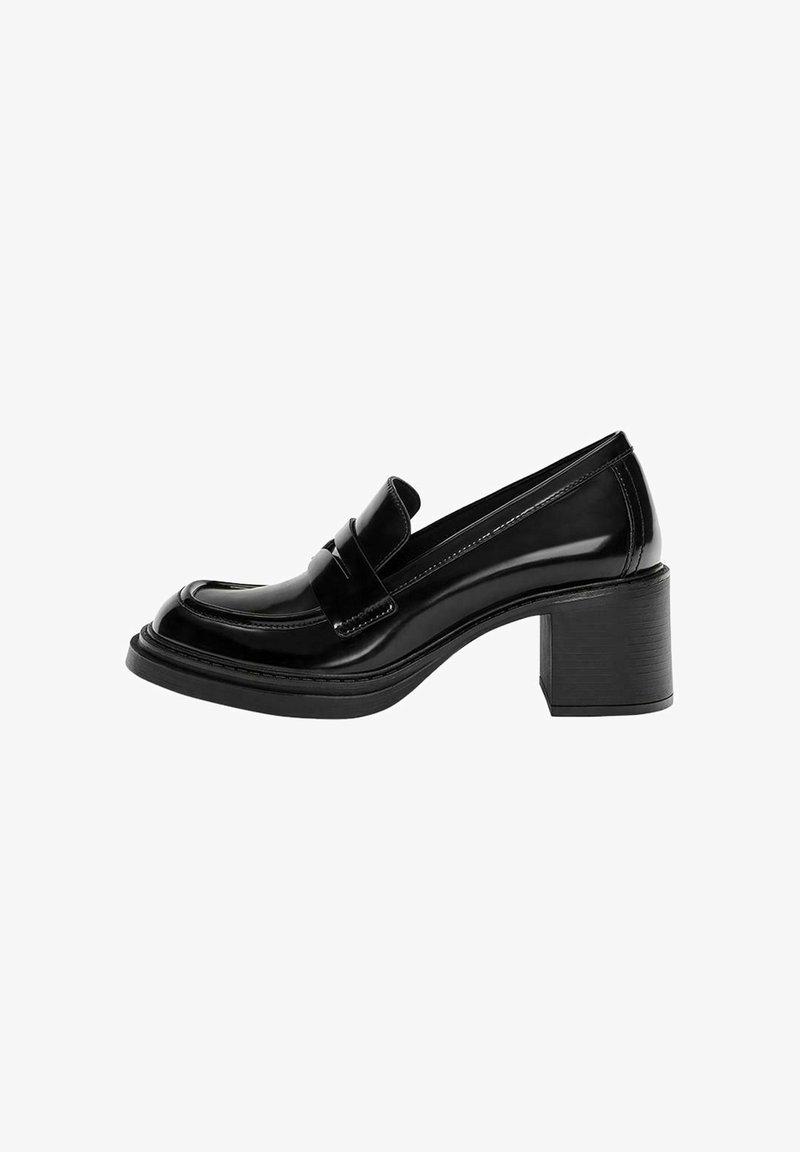 Schwarze Lederloafer mit einem klobigen Blockabsatz, abgerundetem Zeh und einem Riemen über dem Rist, seitlich vor einem weißen Hintergrund dargestellt.
