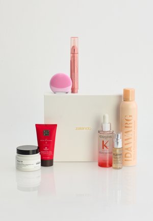 Collection de sept produits de soin et de beauté disposés autour d'une boîte de marque Zalando sur une surface blanche.