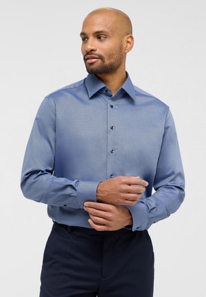 Lichtblauw dress shirt met een klein ruitpatroon, puntige kraag en knoopsluiting. Getailleerde pasvorm met lange mouwen en knoopmanchetten.