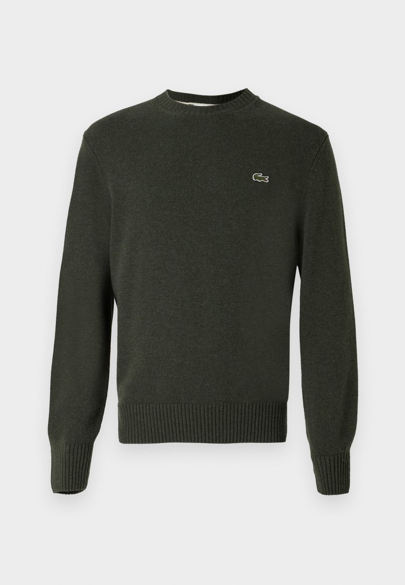 Dunkelgrüner Strickpullover mit Rundhalsausschnitt, gerippten Bündchen und Saum, versehen mit einem kleinen gestickten Logo auf der linken Brust. Weiche Textur.