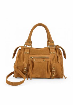 Sac en daim beige avec deux poignées robustes, une bandoulière réglable et des accessoires en métal doré. Comprend une poche zippée à l'avant et des franges sur le côté.