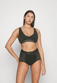 Tmavě zelená souprava podprsenky a kalhotek s vysokým pasem z hladké látky, s jemným proužkovaným vzorem na podprsence a zdobnými detaily na šortkách.