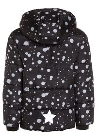 Černá zimní bunda s kapucí, šedý skvrnitý vzor a bílá hvězda poblíž spodního středu na zadní straně.