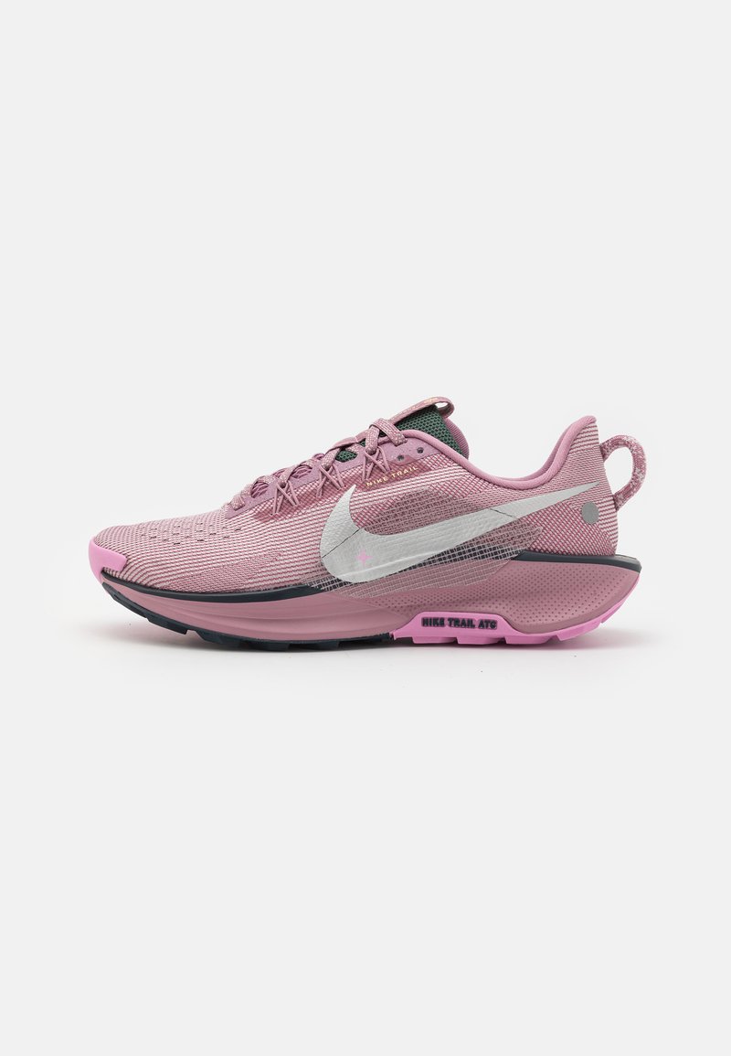 Baskets roses avec une tige en maille, accents noirs et un swoosh argenté. Elles présentent une semelle épaisse avec un grip texturé et une languette au niveau du talon.