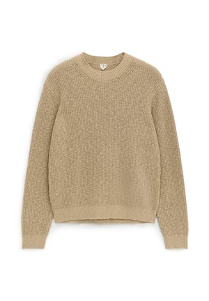 Beiger gestrickter Rundhalspullover mit langen Ärmeln, gerippten Bündchen und Saum, flach auf einem weißen Hintergrund liegend.