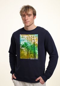 Felpa blu navy con una grafica colorata di alberi e la scritta "FOREST BREATHE & BATH". Materiale misto cotone con polsini a coste.