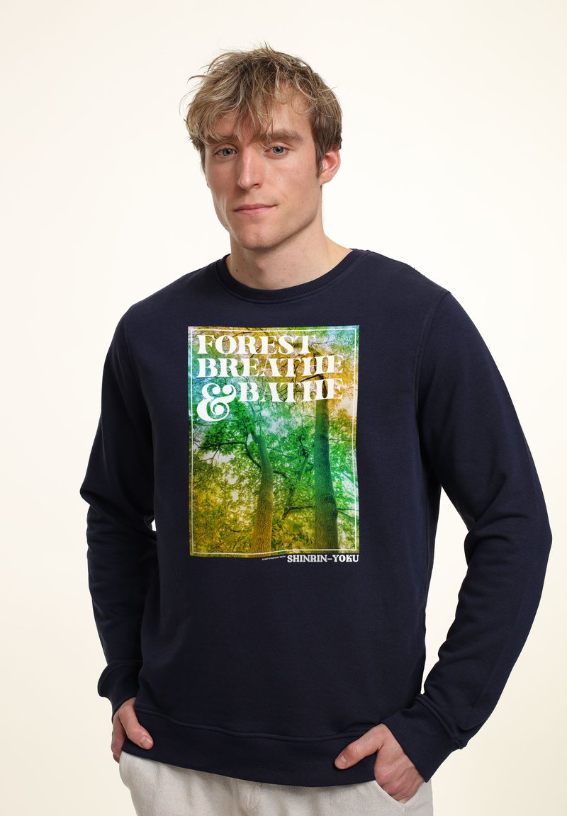Námořnická modrá mikina s barevným grafikou stromů a textem "FOREST BREATHE & BATH". Směs bavlny s ribovanými manžetami.