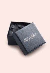 Scatola per gioielli nera con texture, dalla finitura lucida, con testo bianco "Sofia Milani Jewels" sulla parte superiore e imbottitura interna grigia.