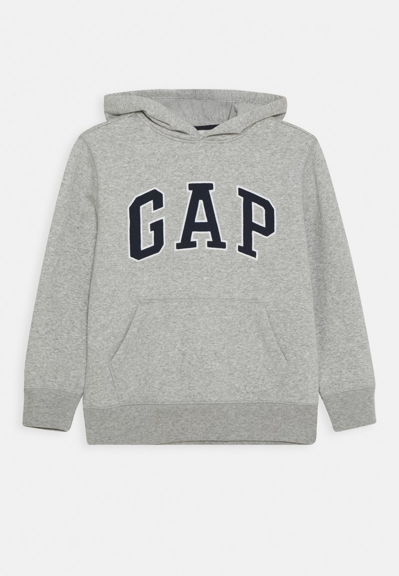 Sweat à capuche gris clair avec poche avant et lettres "GAP" bleu marine sur la poitrine, présenté sur un fond blanc uni.