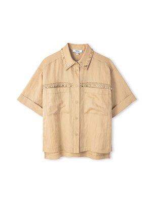 Camicia beige con maniche corte, dotata di colletto appuntito e borchie decorative lungo il colletto e le tasche sul petto. Tessuto testurizzato.