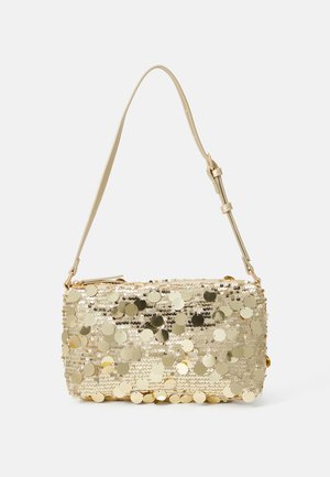 Bolso de hombro rectangular pequeño en oro, cubierto de lentejuelas grandes y pequeñas brillantes, con correa ajustable y cierre de cremallera.