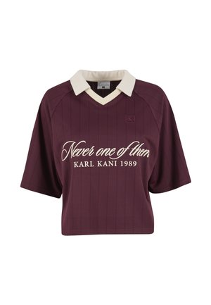 Bordo krāsas īsroku polo krekls ar krēmkrāsas apkakli, piešķirts ar vertikālu svītru rakstu un iespiestu tekstu "Never one of them KARL KANI 1989."